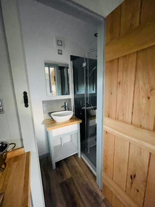 The Hut@Trefechan Wen - Coastal Coziness! Goodwick Esterno foto