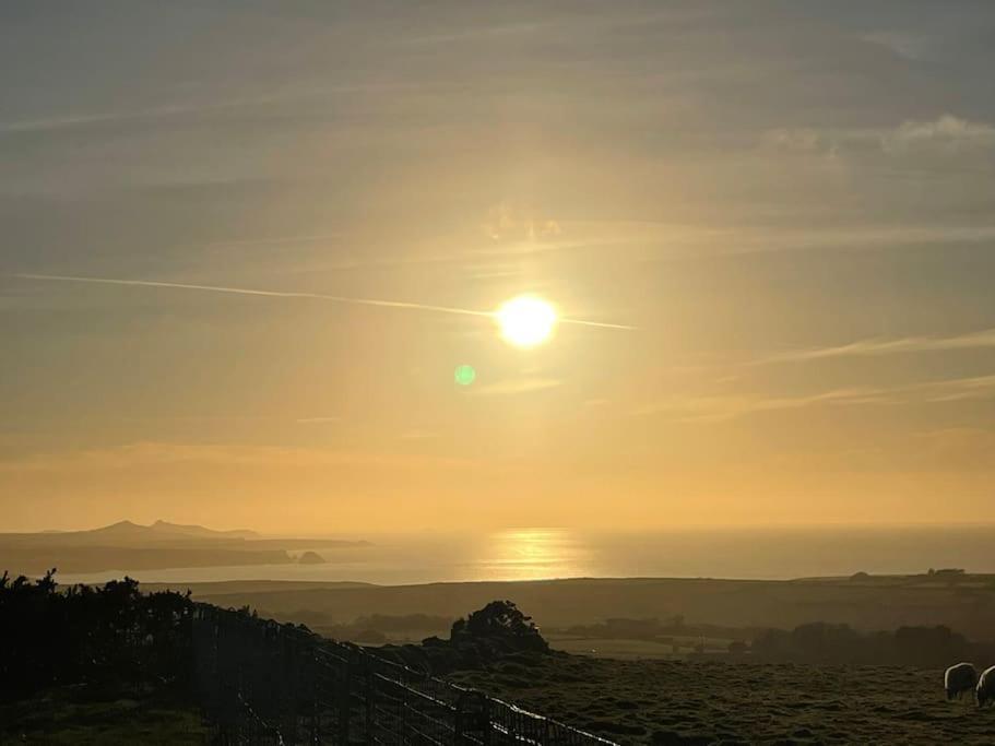 The Hut@Trefechan Wen - Coastal Coziness! Goodwick Esterno foto