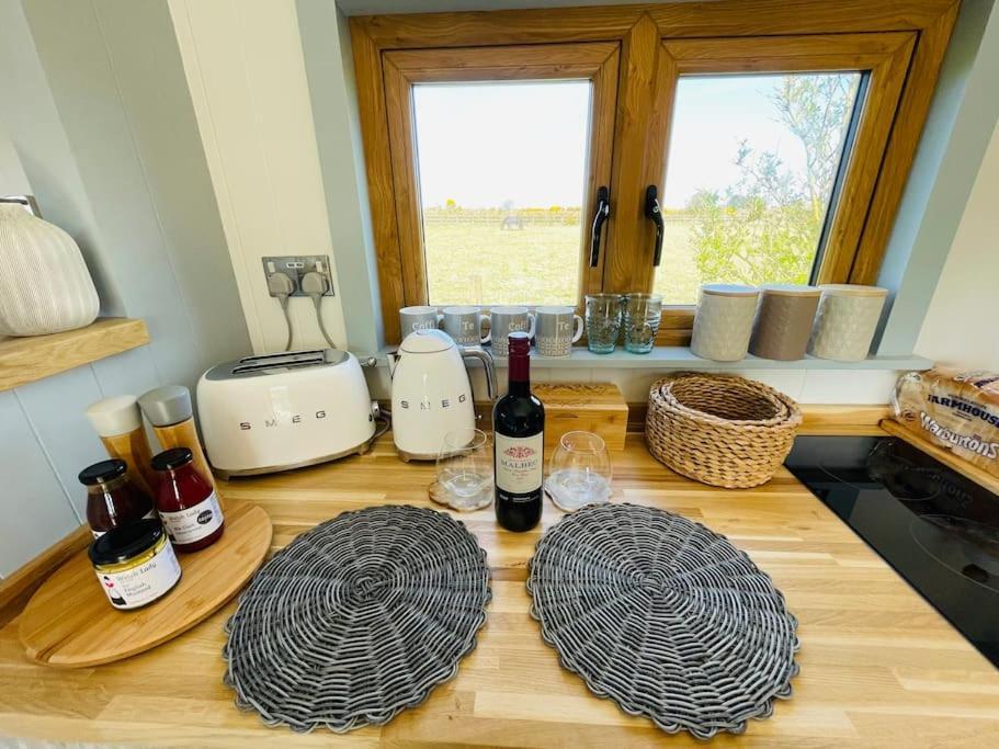 The Hut@Trefechan Wen - Coastal Coziness! Goodwick Esterno foto