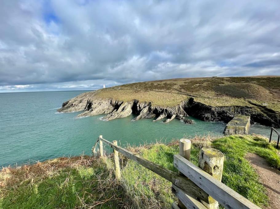 The Hut@Trefechan Wen - Coastal Coziness! Goodwick Esterno foto