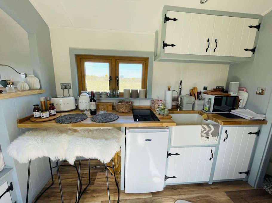 The Hut@Trefechan Wen - Coastal Coziness! Goodwick Esterno foto